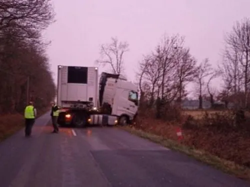 L'Hôtellerie-de-Flée. Un poids lourd en travers de la RD  863